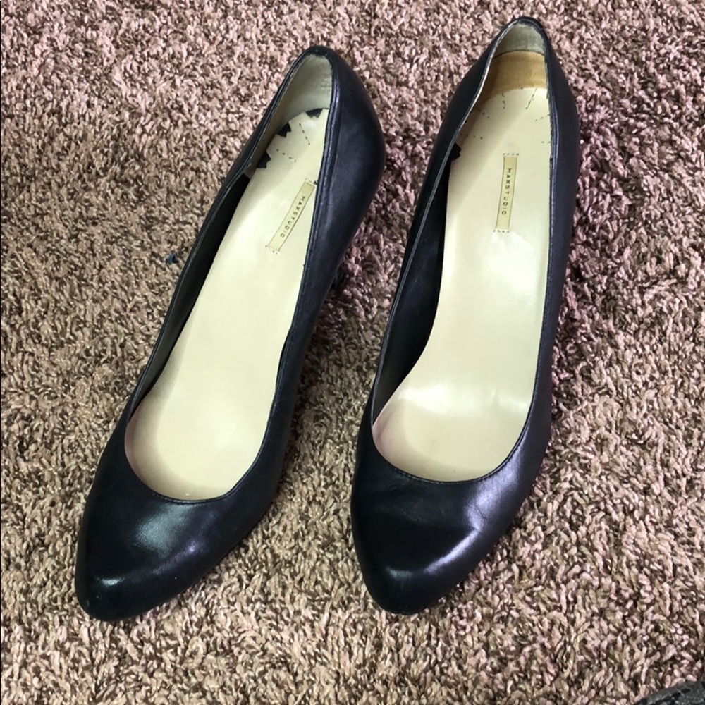 Max Studio black close toed heels